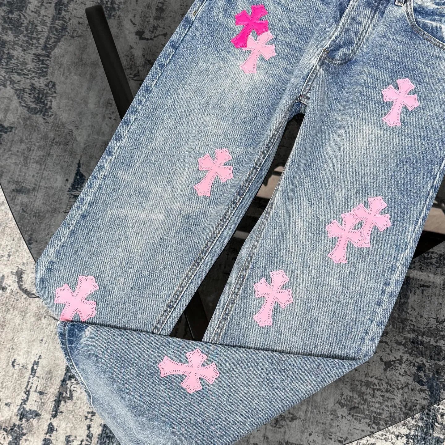 P260 Chrome Hearts 25FW CH Blue Pants Pink Leather Cross Bamboo Jeans. It adopts patchwork elements, mostly in the shape of a cross, and has glitter on the leather surface. Unique design, simple and elegant details, exquisite workmanship, the entire trousers are neatly routed, and the details are in place! It’s also so cool that both men and women can easily control it. It’s a gender-neutral trendy up version. Color: blue pants and pink leather Size: 28 30 32 34 36